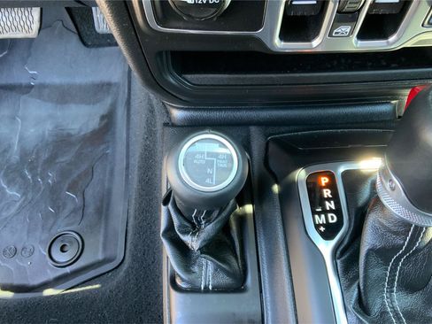 Used 2018 Jeep Wrangler Unlimited Sahara AWD/4WD image 36