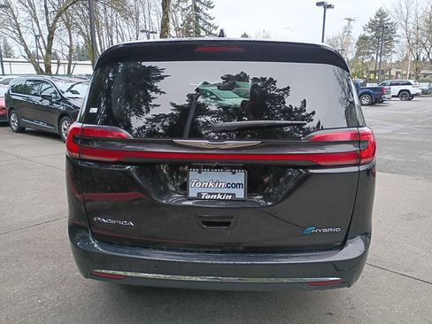 Used 2024 Chrysler Pacifica Select image 5