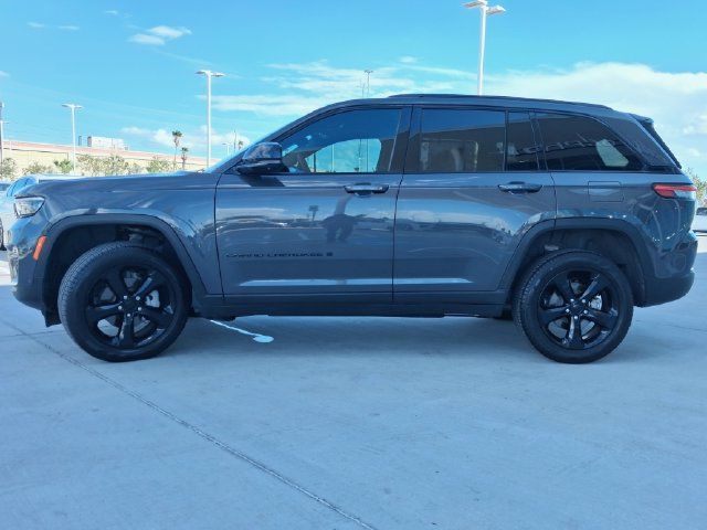 Used 2025 Jeep Grand Cherokee Limited w/ Luxury Tech Group II RWD image 4