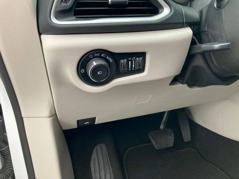 Used 2023 Chrysler Pacifica Touring-L FWD image 33