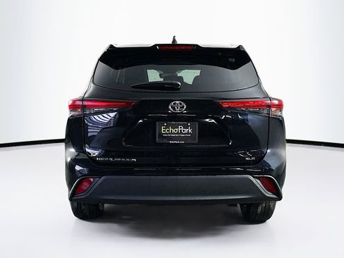 Used 2023 Toyota Highlander XLE image 7