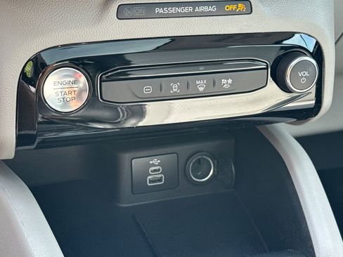 New 2025 Ford Escape SE FWD image 33