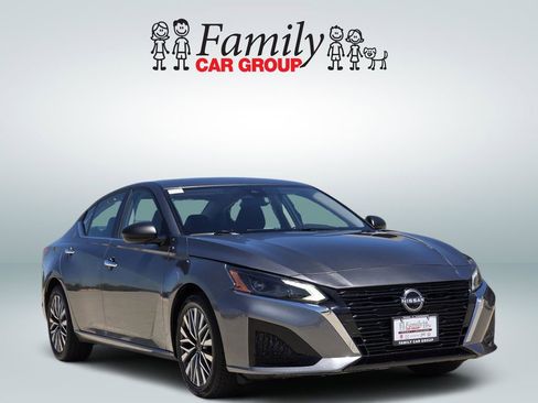 Used 2024 Nissan Altima 2.5 SV image 2