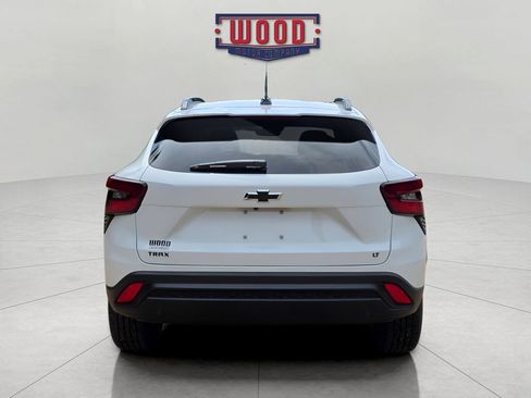 New 2026 Chevrolet Trax LT w/ Midnight Edition FWD image 3