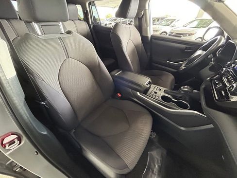 Used 2023 Toyota Highlander L image 32