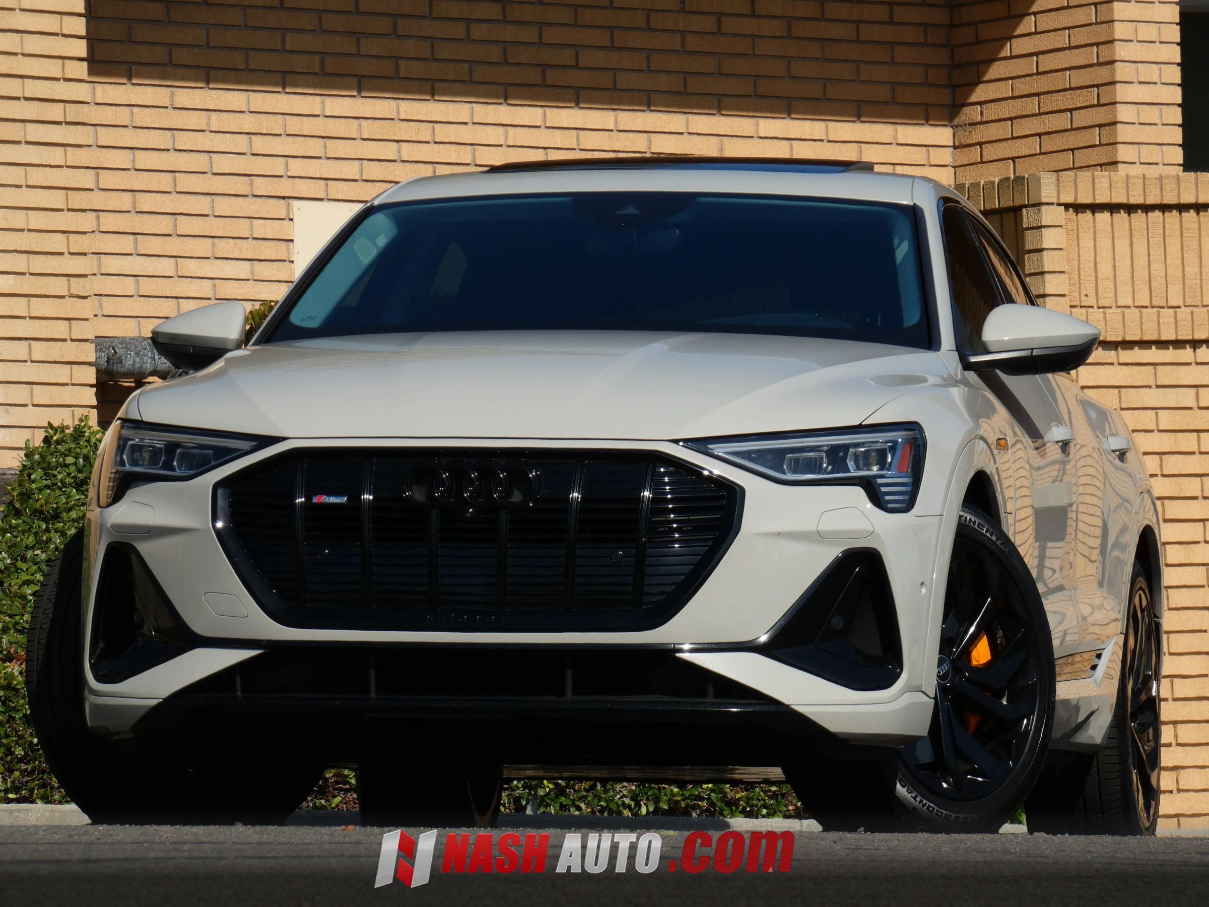 Used 2022 Audi e-tron Premium Plus w/ Premium Plus Package AWD/4WD image 2