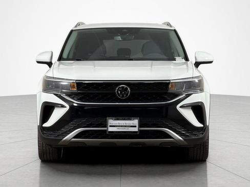 Used 2022 Volkswagen Taos SE w/ Panoramic Sunroof Package FWD image 8