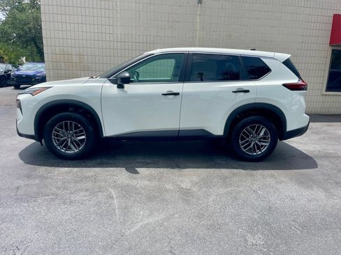 Used 2024 Nissan Rogue S AWD/4WD image 2