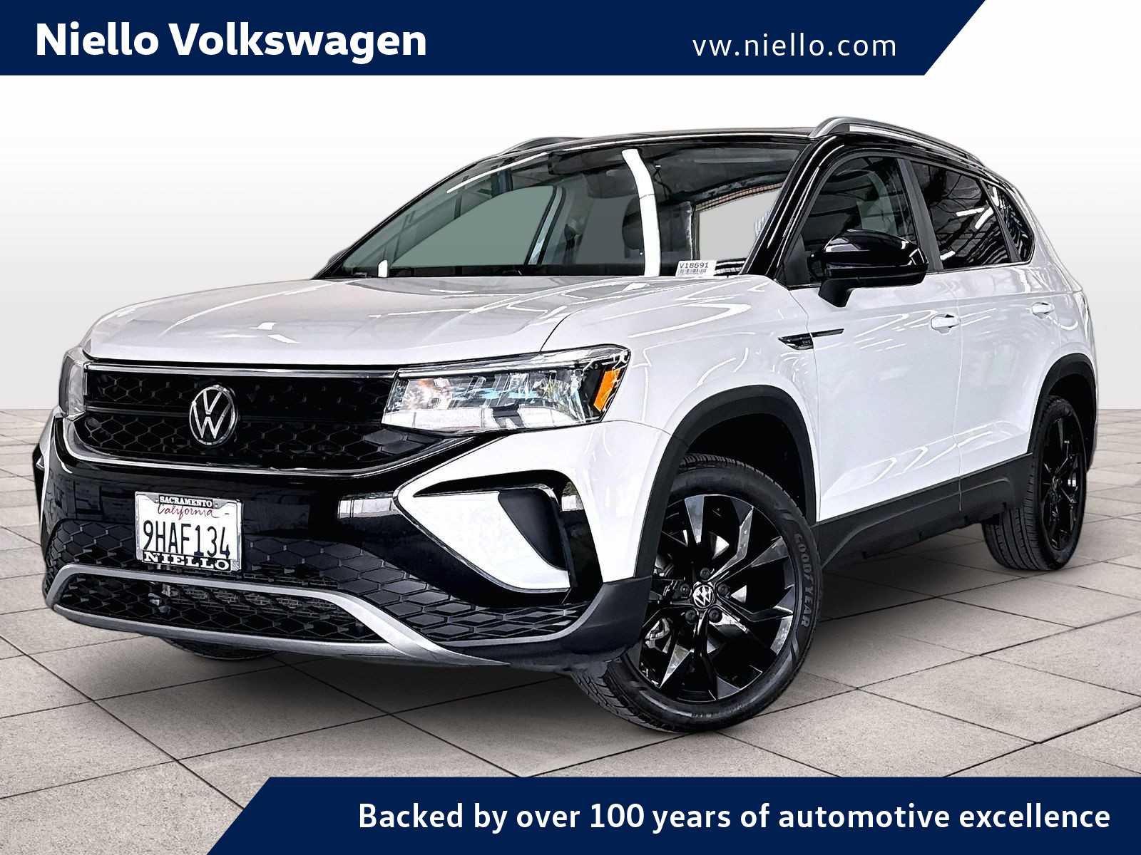 Used 2023 Volkswagen Taos SE w/ Panoramic Sunroof Package FWD image 1
