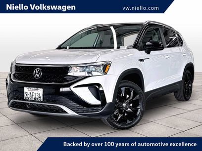 Used 2023 Volkswagen Taos SE w/ Panoramic Sunroof Package