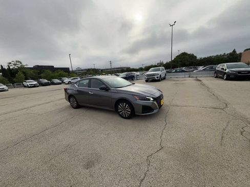 Used 2025 Nissan Altima 2.5 SV FWD image 2