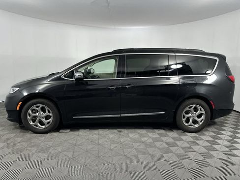 Used 2023 Chrysler Pacifica Limited FWD image 5