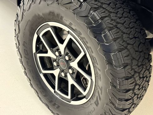 Used 2025 Jeep Wrangler Unlimited Rubicon w/ Convenience Group AWD/4WD image 10