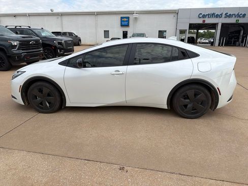 Used 2025 Toyota Prius LE FWD image 8