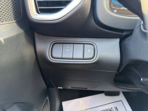 Used 2025 Hyundai Venue SE image 17