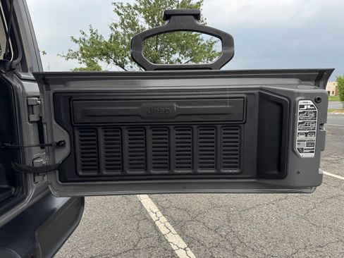 Used 2021 Jeep Wrangler Unlimited Sahara AWD/4WD image 12