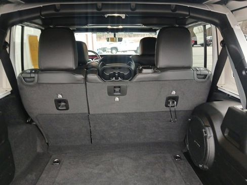 Used 2023 Jeep Wrangler Unlimited Rubicon w/ Steel Bumper Group image 16