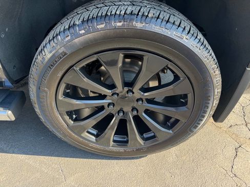 Used 2018 Chevrolet Tahoe LT w/ LT Signature Package image 21