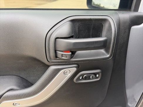 Used 2018 Jeep Wrangler Unlimited Sahara w/ Connectivity Group image 11