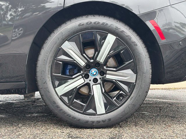 Used 2024 BMW iX xDrive50 w/ Sport Package AWD/4WD image 3