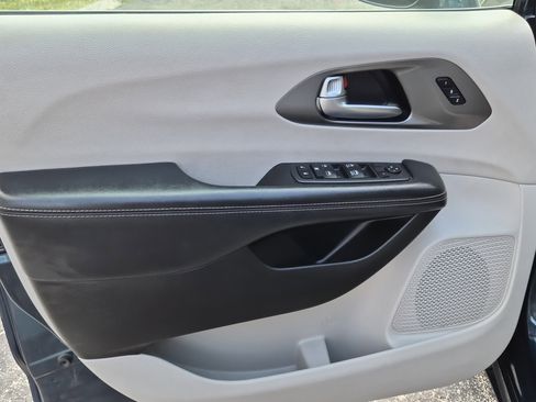 Used 2022 Chrysler Pacifica Touring-L FWD image 16