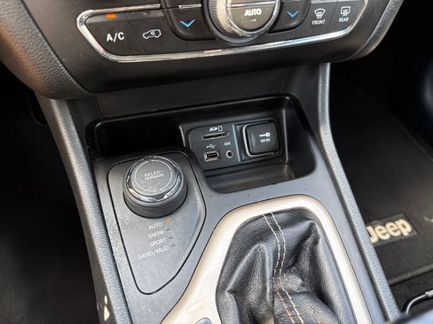 Used 2015 Jeep Cherokee Limited AWD/4WD image 20