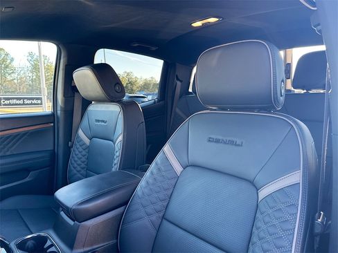 Used 2025 GMC Canyon Denali image 8