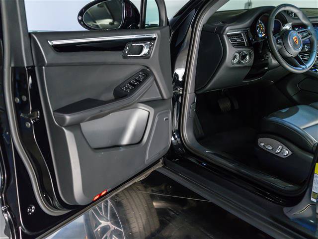 Used 2026 Porsche Macan AWD/4WD image 23
