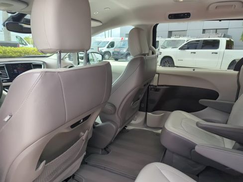 Used 2018 Chrysler Pacifica Touring-L w/ Advanced Safetytec Group FWD image 15