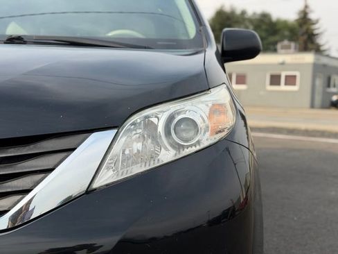 Used 2011 Toyota Sienna XLE w/ XLE Navigation Pkg FWD image 7