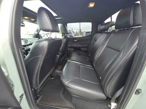 Used 2022 Toyota Tacoma TRD Sport w/ TRD Premium Sport Package AWD/4WD image 19