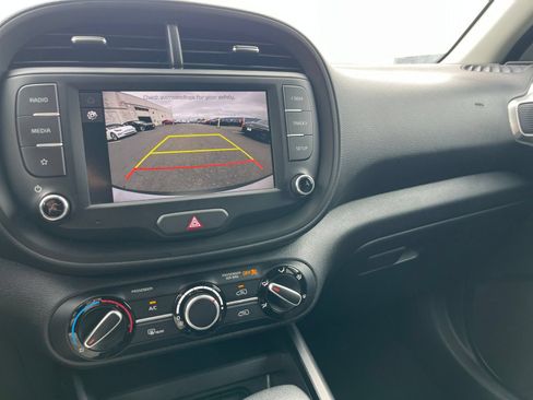 Used 2025 Kia Soul LX w/ LX Technology Package FWD image 20