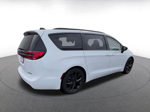 Used 2025 Chrysler Pacifica Limited image 15