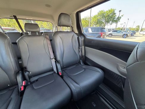 Used 2026 Kia Carnival FWD image 40