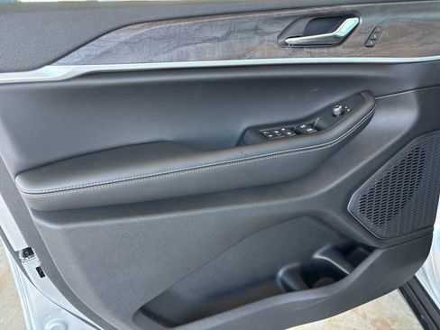 New 2025 Jeep Grand Cherokee L Limited w/ Trailer Tow Package image 9