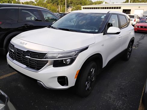 Used 2024 Kia Seltos LX AWD/4WD image 2