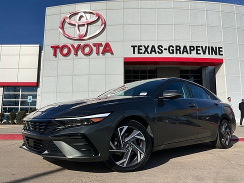 Used 2025 Hyundai Elantra Limited image 2