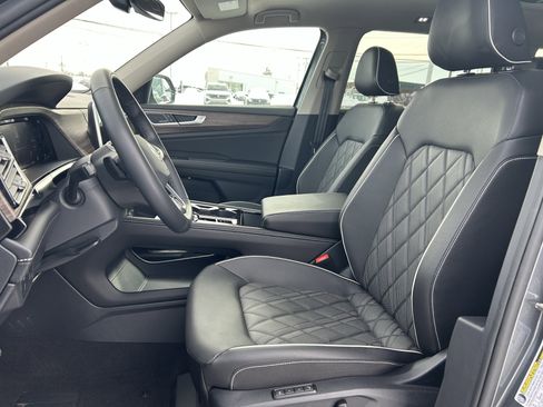 Certified 2025 Volkswagen Atlas SEL Premium R-Line image 24