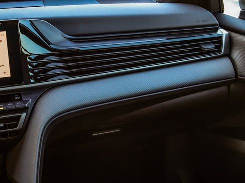 Used 2025 Toyota Camry SE image 17