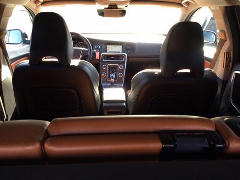 Used 2015 Volvo V60 T5 Cross Country image 25