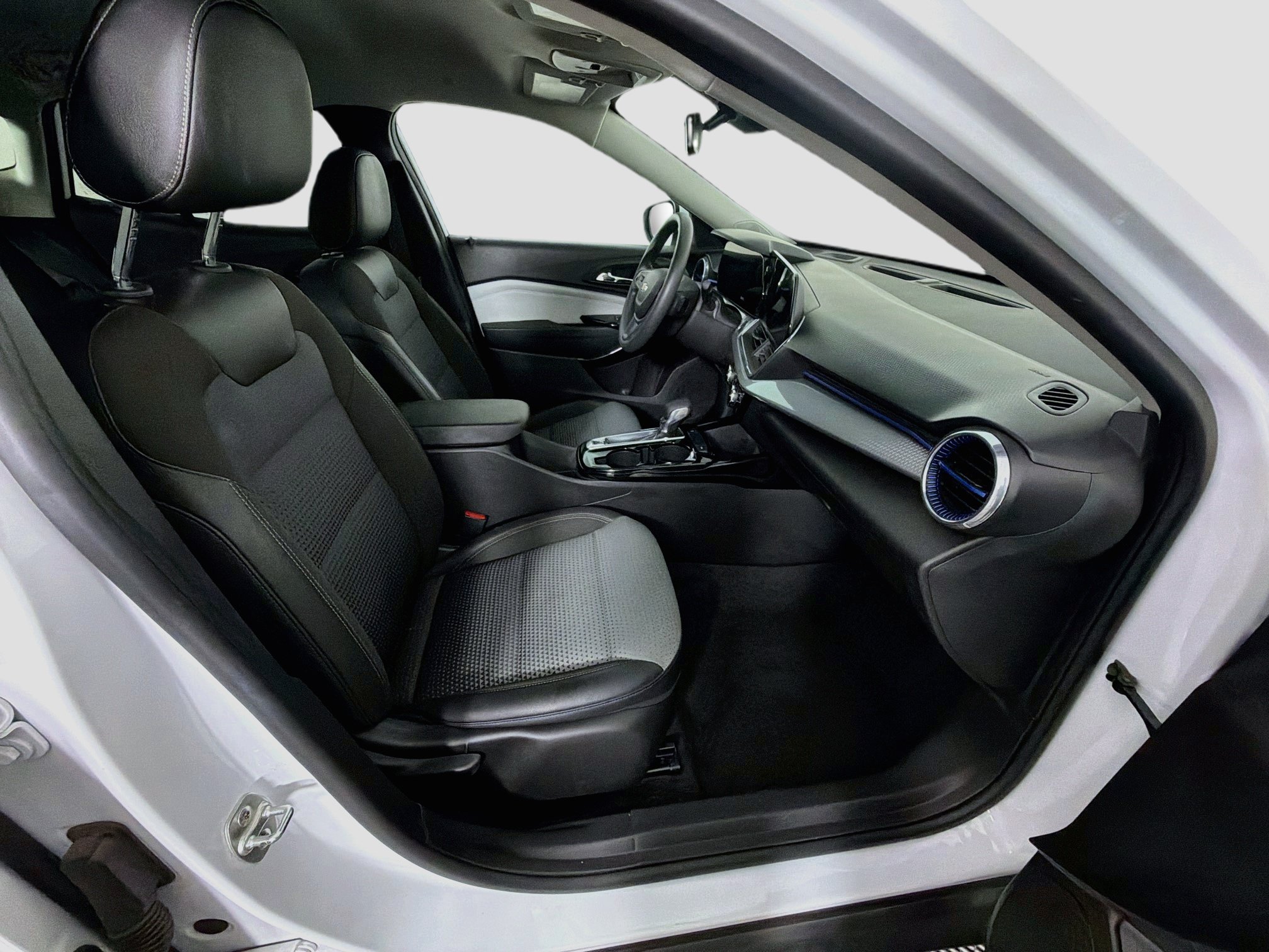 Used 2025 Chevrolet Trax LT FWD image 30