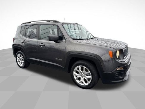Used 2018 Jeep Renegade Latitude FWD image 3