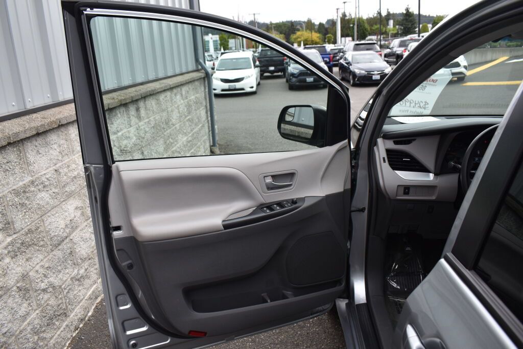 Certified 2016 Toyota Sienna LE FWD image 15