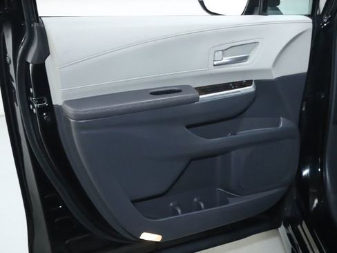 Used 2024 Toyota Sienna XLE image 21