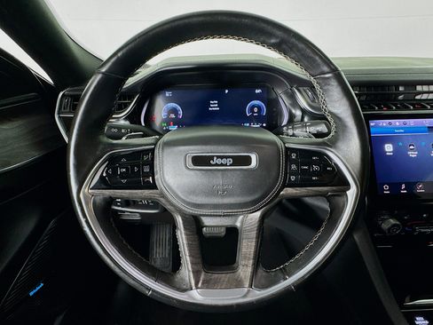 Used 2022 Jeep Grand Cherokee Overland w/ Luxury Tech Group IV image 11