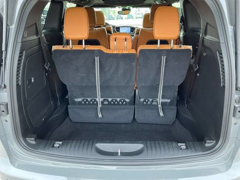 Used 2023 Chrysler Pacifica Pinnacle FWD image 13