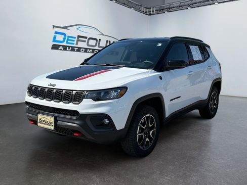 Used 2025 Jeep Compass Trailhawk AWD/4WD image 7