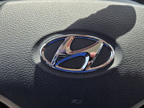 Certified 2025 Hyundai Venue Limited FWD image 26