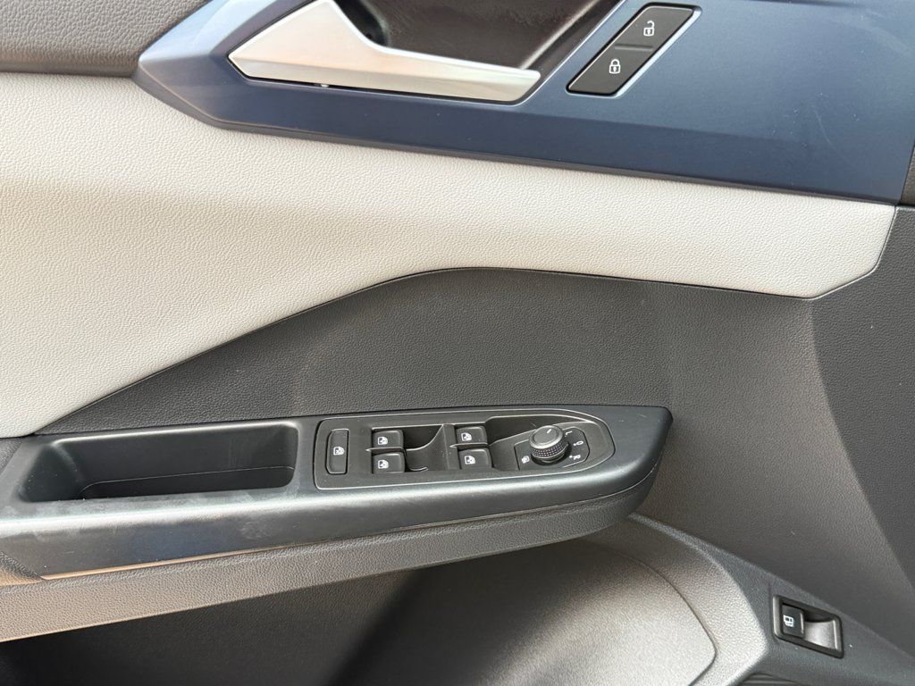 Used 2023 Volkswagen Taos SE w/ Panoramic Sunroof Package FWD image 11