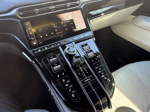 Used 2025 Aston Martin V8 Vantage Coupe image 21